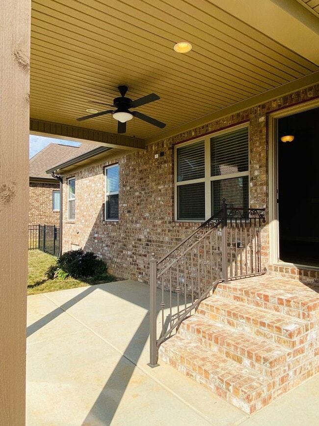 Building Photo - Luxury Home in Sango