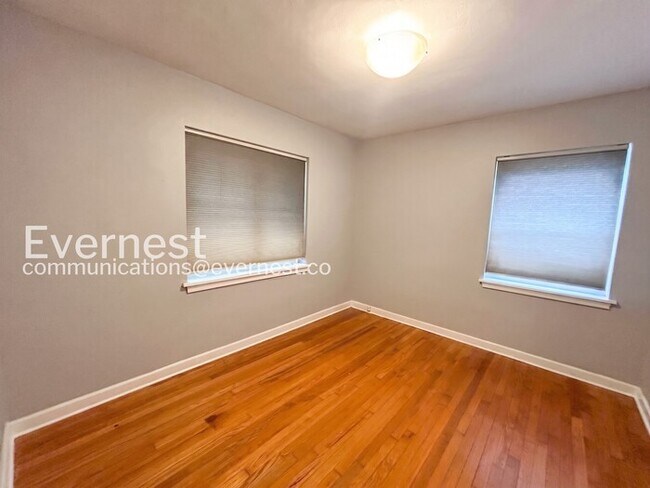 Building Photo - 2 Bed, 1.5 Bath Home with Attached Garage / Available Now!