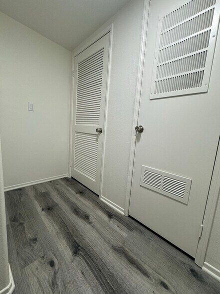 Building Photo - 13012 Riverside Dr