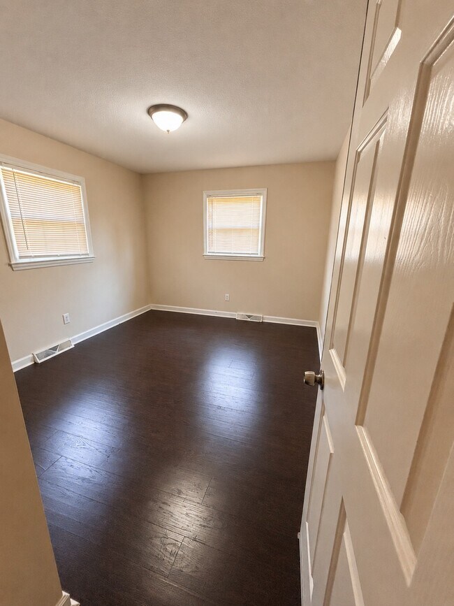 Building Photo - 813 Branchwood Dr