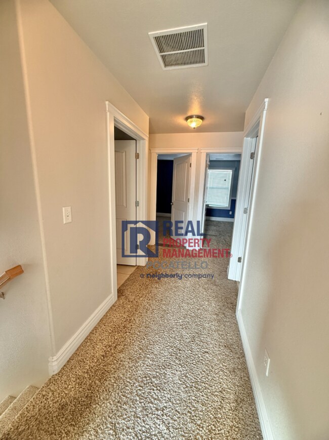 Building Photo - 3 bed 2.5 bath 2 car garage house - pets negotiable