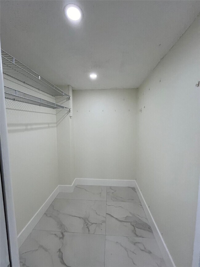 Building Photo - 3150 N Course Ln