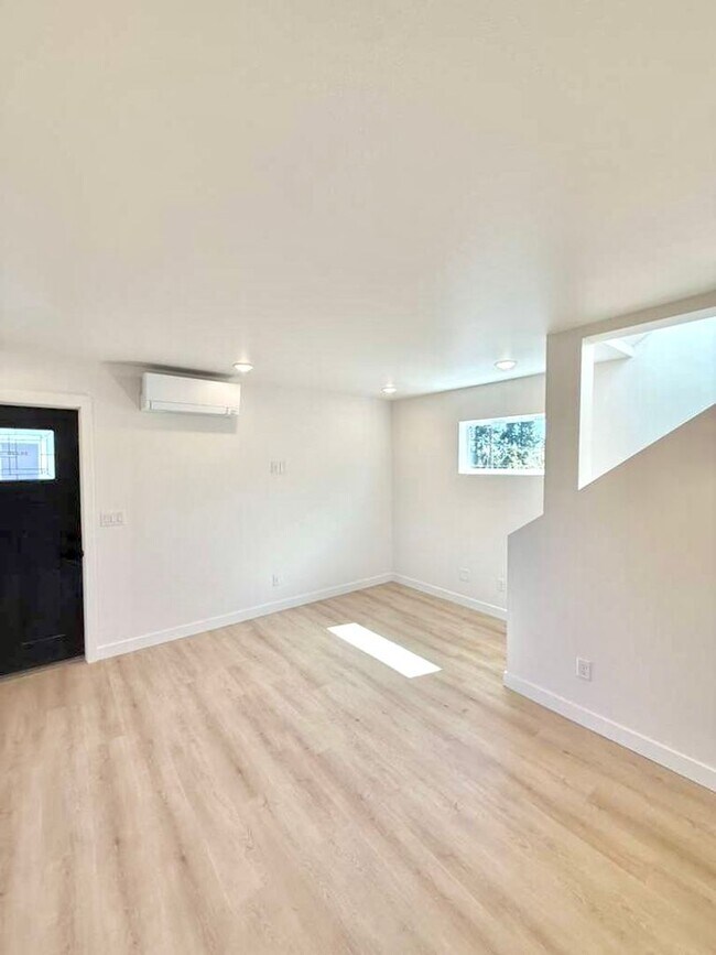 Building Photo - Arbor Heights 2-Bedroom Home in a Prime Location