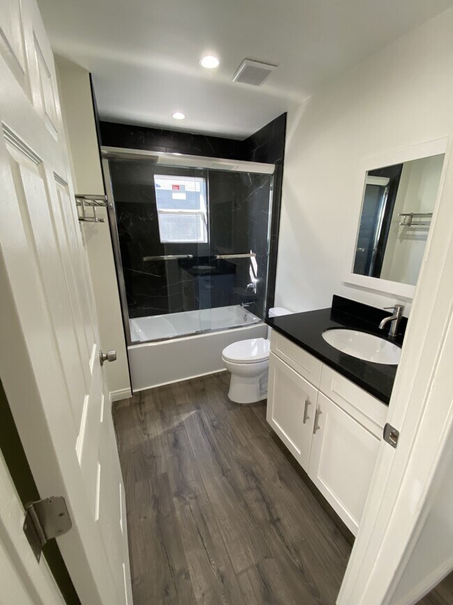 Master bathroom - 13834 Lyle St