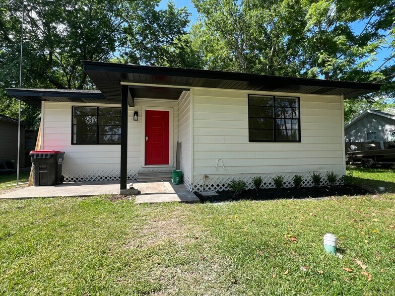 Primary Photo - 265 W Hartel St