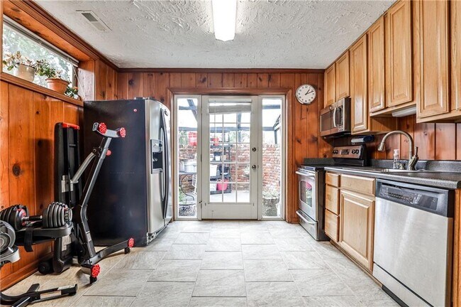 Building Photo - 800 Glenairy Dr NE