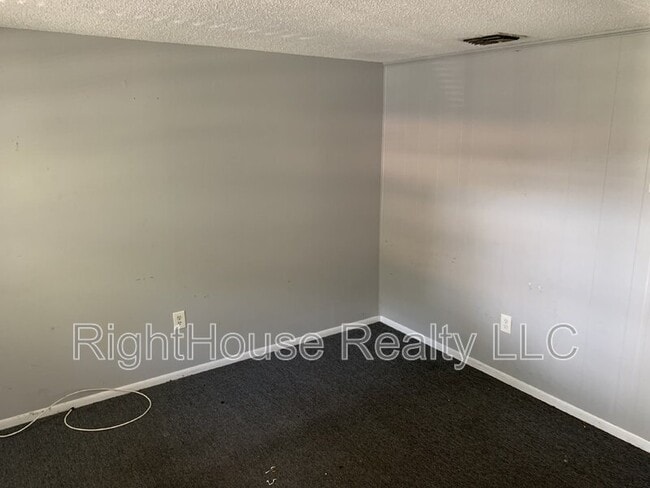 Building Photo - 2430 Tanglewood St