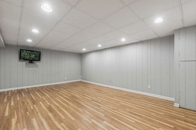 Building Photo - 28 E 55th St