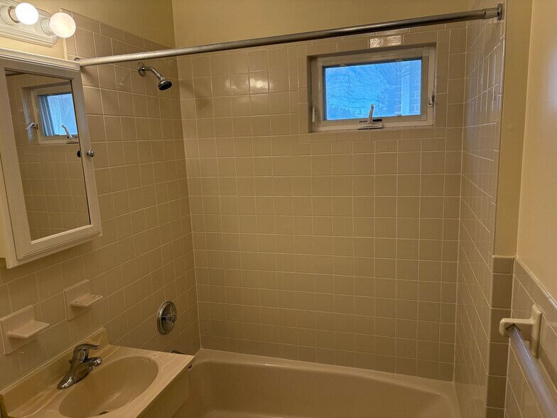 Building Photo - 1356 Roosevelt Ave