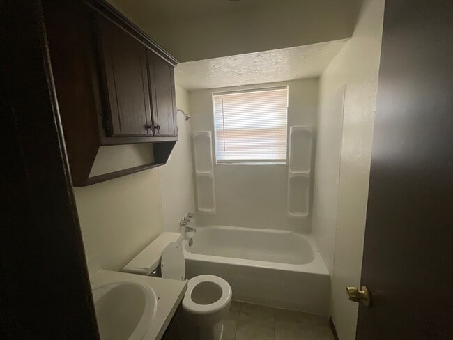 Building Photo - 3 bedroom 1 1/2 bath