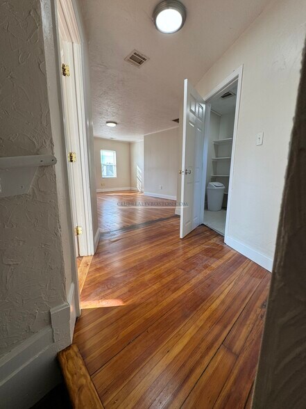 Building Photo - 370 Crescent St