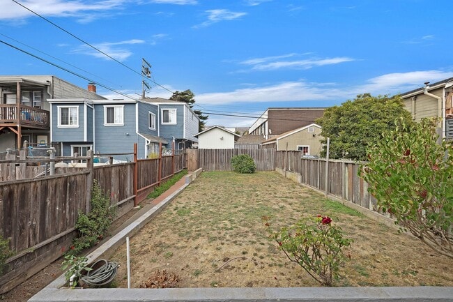 Building Photo - Classic 1910 Craftsman home