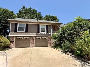 Building Photo - Spacious home with so many updates!  3 bedroom 2.5 baths in Blue Springs