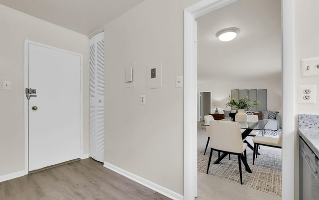 Building Photo - Bright Top-Floor 2BR Condo with Balcony in Parkside Community