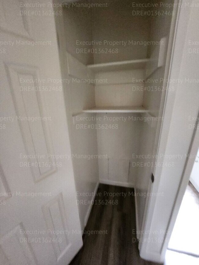 Building Photo - 3 bedroom/ 2 bathroom home located near th...