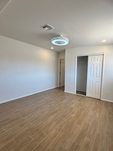 Building Photo - 1416 N El Rio Dr
