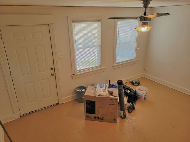 Building Photo - Brick Duplex with 3 bedrooms and 1 bath for rent.
