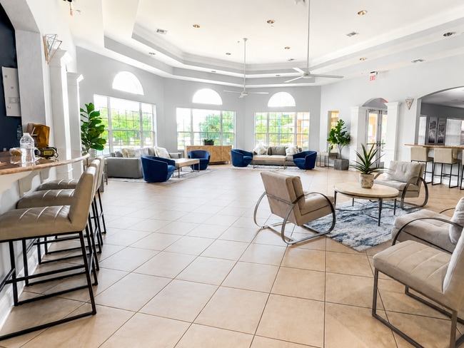 Building Photo - Upscale & renovated 3Bedrooms / 2Baths condo-unit in MetroWest community!