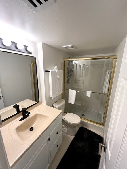 Building Photo - 2907 NE 8th Ter