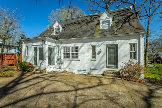 Building Photo - 3 Bedroom 2 Bath Classic
