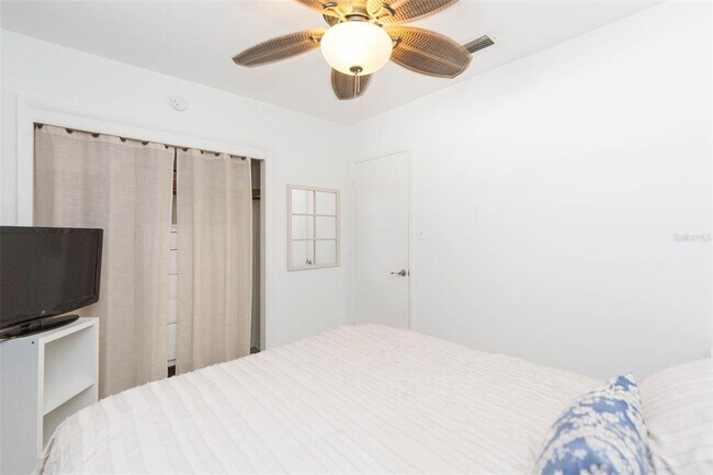 Building Photo - 4206 W Wisconsin Ave