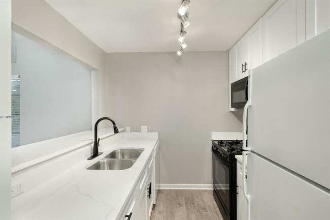Building Photo - 2711 St Edwards Cir