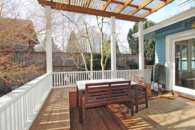 Building Photo - 2343 NE 21st Ave