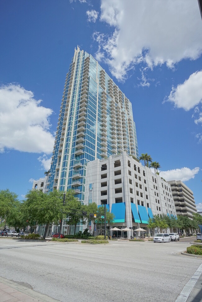 Building Photo - Downtown Tampa Luxury 1BR Condo at Skypoint