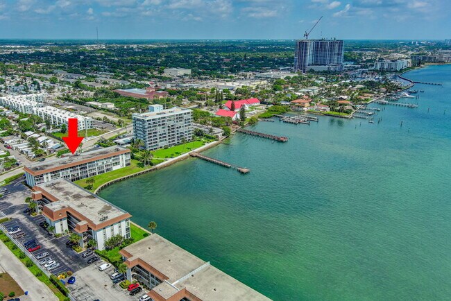 Building Photo - 2936 Lake Shore Dr