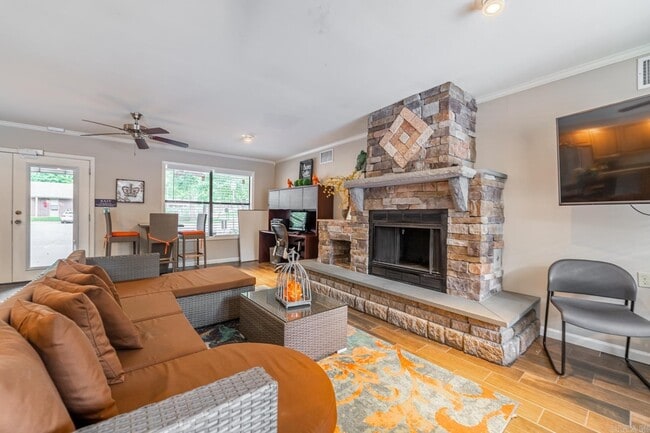 Building Photo - 151 Summerwood Dr