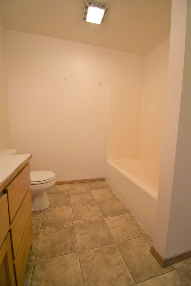 Building Photo - 3BD, 1BA Top Floor Unit