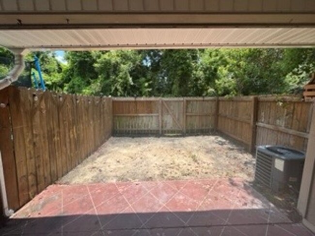 Building Photo - 2 Bed 2 Bath Townhome