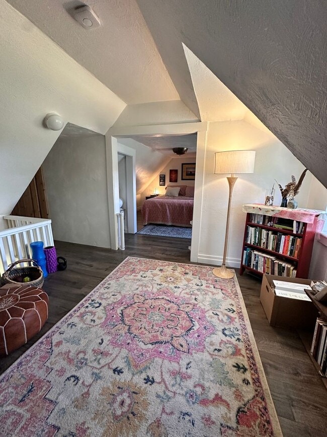 Building Photo - Charming 3 Bedroom 2 Bath home in White Sa...