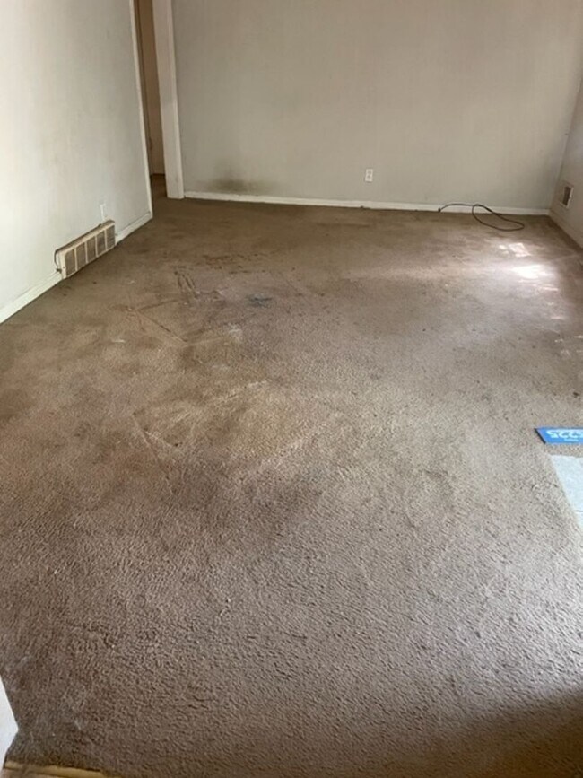 Building Photo - Three Bedroom One bathroom home for Rent