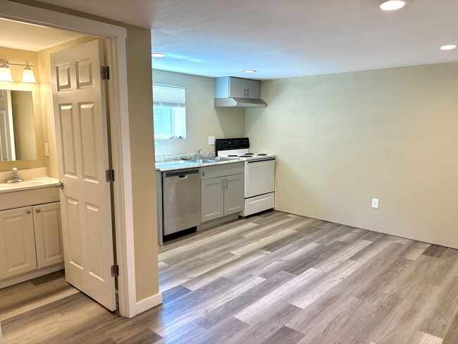 Building Photo - University Park Home with Finished Basemen...