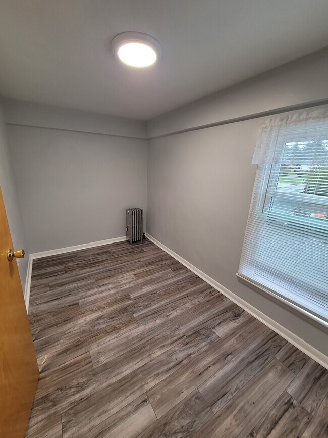 Building Photo - 21 Cook St