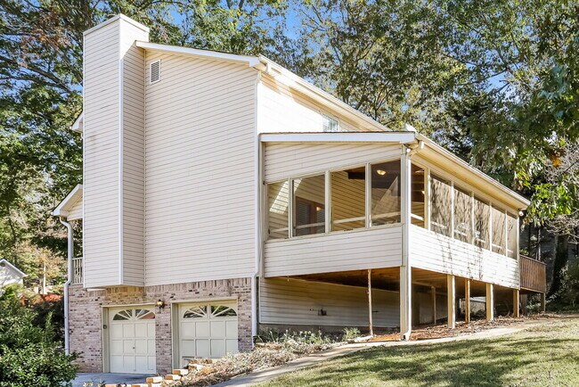 Building Photo - 6858 Creekwood Dr