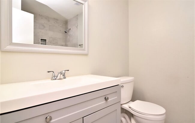 Building Photo - 530 Cambridge Village Dr