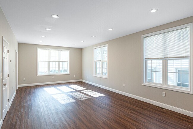 Building Photo - 445 Admiral St