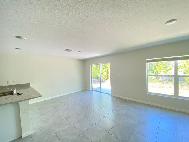 Building Photo - Desirable Lake Diamond Subdivision 4/2/2 **Won't Last*