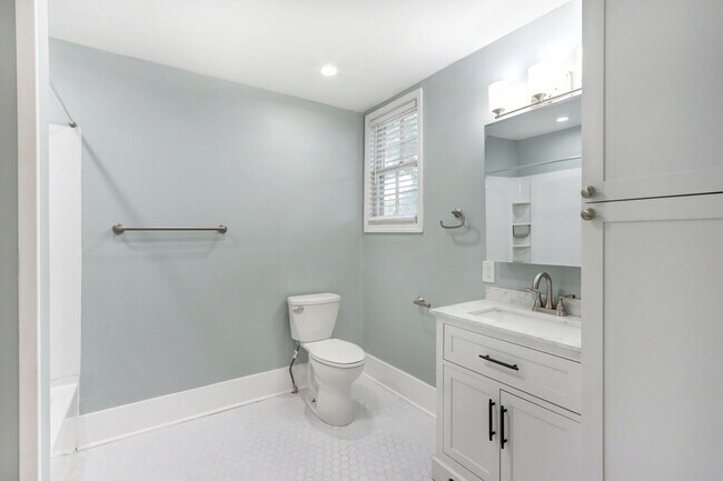Building Photo - Renovated two bedroom apartment