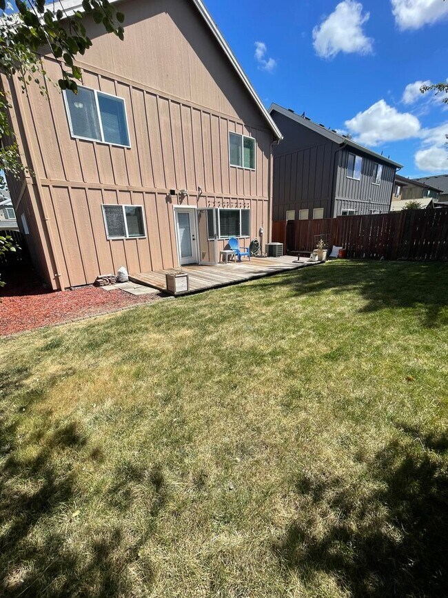 Building Photo - 4124 SE Azalea Ave