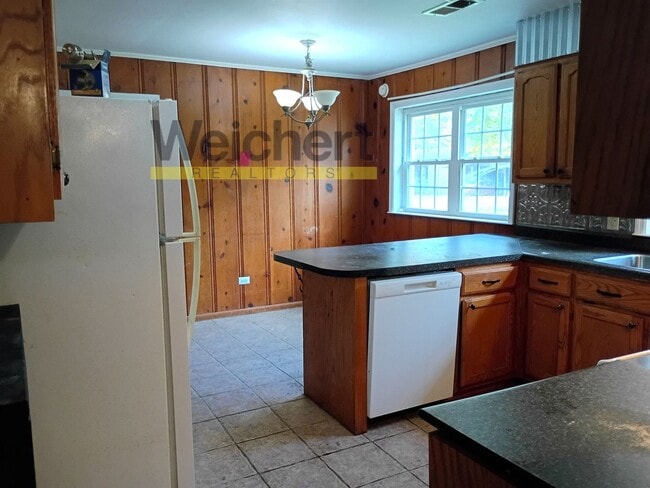 Building Photo - Spacious 4-Bed Home with Fenced Backyard