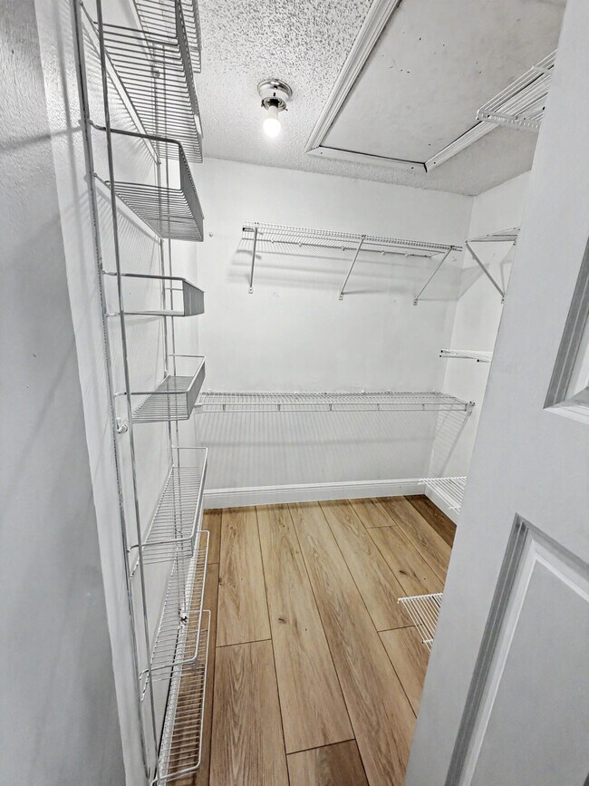 Building Photo - 330 Palmwood Pl