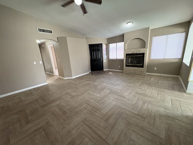 Building Photo - Great eastside location four bedrooms