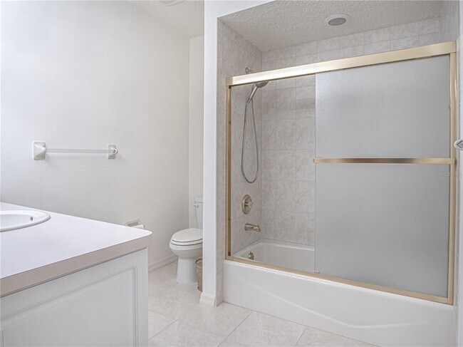 Building Photo - 920 E Lake Dr