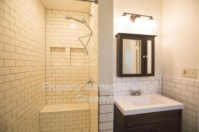 Building Photo - 121 Scarlett St