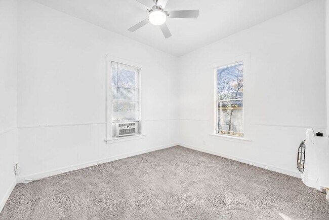 Building Photo - 526 W Munson St