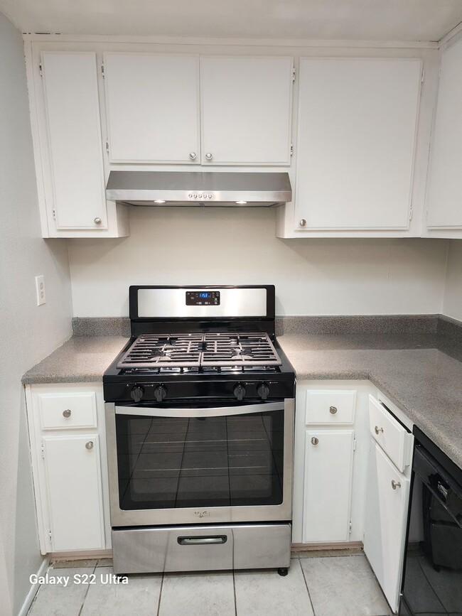 Building Photo - 2 Bedroom 1 Bathroom Apartment with 1 Car ...