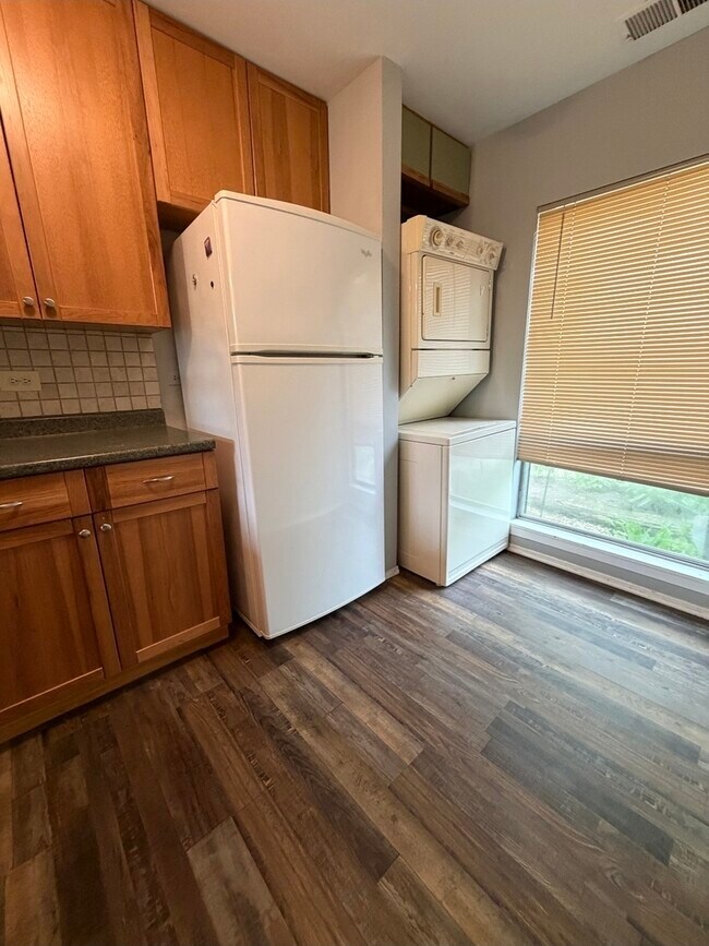 Building Photo - 5915 Meadow Dr